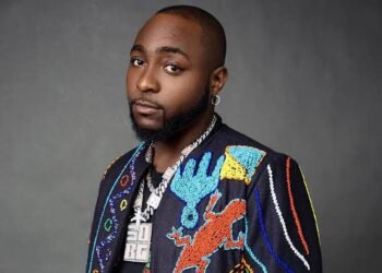 Davido angrily replies troll who wished for his death