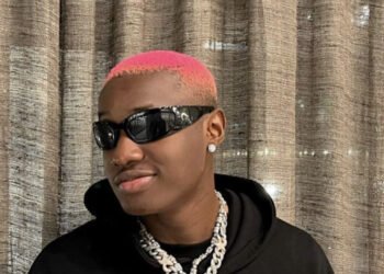 Ruger Invites Fan On Stage, Orders Her To Cuss Out Boyfriend (Video)