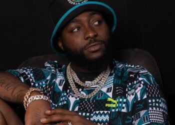 Davido Shares Love With Burna Boy’s Mum At Tony Elumelu’s All-white Party