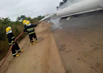 Firefighters Prevent Major Explosion As Petrol Tanker Overturns In Ilorin