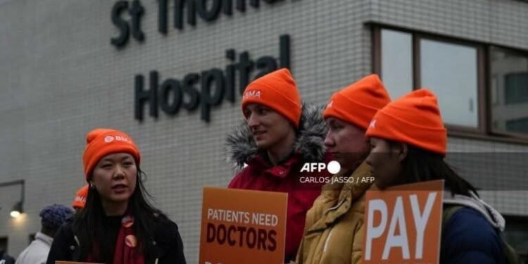 UK Doctors Launch Nationwide Strike Over Low Pay