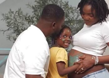 Adekunle Gold, Simi Welcome Twins