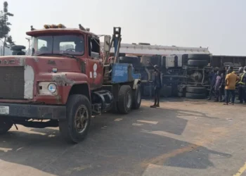 Truck Fall Causes Gridlock On Lagos-Ibadan Expressway