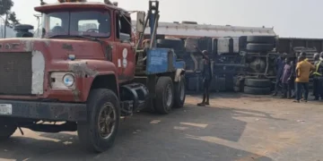 Truck Fall Causes Gridlock On Lagos-Ibadan Expressway