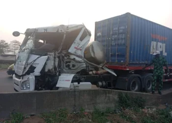 Two Injured As Trucks Collide On Lagos-Ibadan Expressway