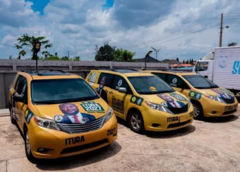 2027: D’Banj Presents Three Sienna Buses To Osun Politician